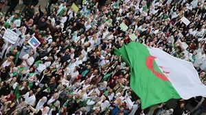 الجزائر تتمثل في أنها واحدة من أكثر الدول الفتية في العالم التي لطالما حكمتها نخبة طريحة الفراش- الأناضول