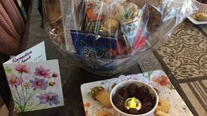 توزع سميرة أنصاري علب الحلويات على جيرانها - حساب ابنها معاذ سيد على تويتر