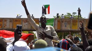 ذكر شهود عيان أن مواجهات اندلعت بين قوات الأمن السودانية ومحتجين في ساحة الاعتصام- جيتي