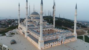 المسجد أقيم على مساحة 15 ألف متر مربع ويتسع لنحو 63 ألف مصلٍ في وقت واحد- صجيفة صباح