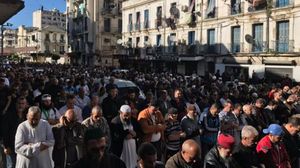 جنازة مهيبة للرجل الأول في الجبهة الإسلامية للإنقاذ في الجزائر، رغم غياب الإعلام الرسمي