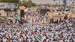 يواصل السودانيون اعتصامهم للضغط على المجلس العسكري الانتقالي لتسليم السلطة إلى المدنيين- جيتي