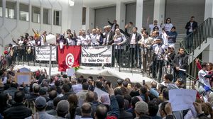 شارك مئات الأساتذة الجامعيين الباحثين، في مسيرة احتجاجية بالعاصمة تونس للمطالبة بالزيادة في أجورهم- الأناضول