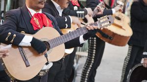 الغناء في هذه المناسبة في المكسيك يعدّ تقليدا منتشرا في الحدود الجنوبية للبلاد. وفي كثير من الأحيان