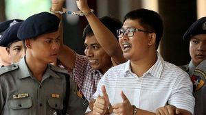 حكم على صحفيي رويترز بالسجن سبعة أعوام في قضية أثارت تساؤلات بشأن مدى تقدم ميانمار نحو الديمقراطية 