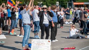 احتشدت أعداد كبيرة من المتظاهرين الرافضين لتدابير الإغلاق وأنصار نظريات المؤامرة والرافضين للقاحات في أنحاء ألمانيا مجددا- جيتي 