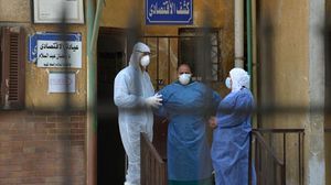 أطلقت وزارة الصحة المصرية مبادرة تهدف إلى تنقل الأطباء ومقدمي الرعاية لمتابعة حالة مرضى كوفيد-19 في العزل المنزلي- جيتي