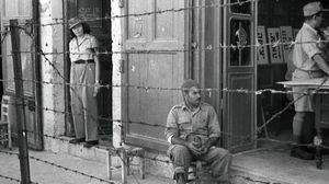 نشرت صحيفة هآرتس صورة أرشيفية تظهر الأسلاك الشائكة التي تحدد حدود المنطقة المخصصة للعرب في يافا عام 1948