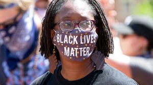 علق "تويتر" عبر التعريف الشخصي للحساب بهاشتاغ "BlackLivesMatter" الداعم لحقوق حياة أفضل للسود- جيتي