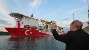 أردوغان خلال وداعه سفينة فاتح للتنقيب الشهر الماضي قبل إعلانها اكتشاف حقل للغاز- جيتي