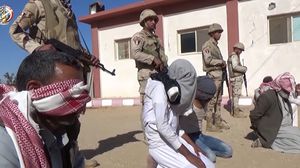 الجيش بث مشاهد باتت مكررة ومعتادة حيث تم تصوير القتلى وبجوارهم أسلحة للدلالة على وجود اشتباكات متبادلة- يوتيوب