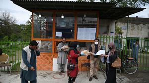 في كابول بدأت الحكومة بتوزيع الخبز على حوالي 250 ألف عائلة حيث تحصل كل عائلة على ما بين 4 - 10 أرغفة في اليوم- جيتي