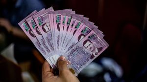 تسارعت وتيرة انخفاض الليرة السورية بعد طرح النظام السوري الشهر الماضي ورقة نقدية جديدة بقيمة 5 آلاف ليرة- جيتي