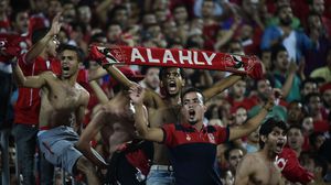 رفعت جماهير نادي الأهلي المصري علم فلسطين خلال مباراة فريقهم مع الإسماعيلي- جيتي