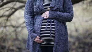 النساء الحوامل يجدن صعوبة في أن يكُن في مزاج جيد وذلك بسبب التغيرات الهرمونية- cco