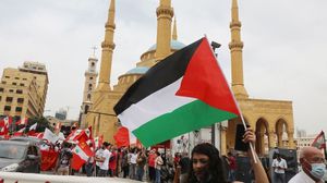 رفع المشاركون الأعلام الفلسطينية واللبنانية ورددوا هتافات منددة بالانتهاكات الإسرائيلية- جيتي