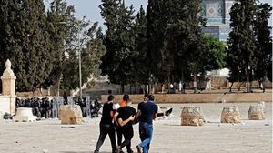 قال ناشطون إن الهجوم العنيف لقوات الاحتلال على المرابطين في المسجد الأقصى حوّل باحاته إلى "ساحة حرب"- تويتر