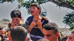 طفل من غزة يودع والده الشهيد تويتر المصور عبد الله عندنا