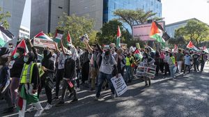 طالب المتظاهرون بوقف الحكومة البريطانية دعمها للاحتلال الإسرائيلي- الأناضول