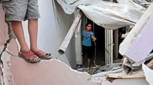 طفلة داخل شقتها المدمرة في قطاع غزة بفعل مقاتلات الاحتلال- وكالة شهاب