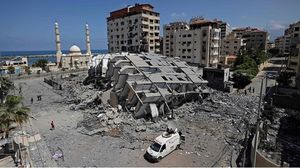 تسببت غارات العدوان الإسرائيلي بقصف العديد من الأبراج السكنية- جيتي 