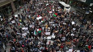 رفع المتظاهرون الأعلام الفلسطينية ورفعوا لافتات كتب عليها "الحرية لفلسطين"- الأناضول