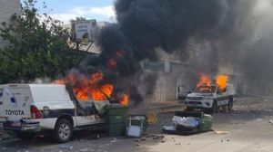متظاهرون من فلسطينيي الداخل المحتل يحرقون سيارتين لشرطة الاحتلال في بلدة كفر قاسم- تويتر