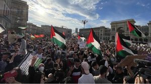 ردد المتظاهرون هتافات مناهضة للاحتلال ووصفوه بالإرهاب- تويتر