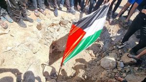 شبان قاموا برفع العلم الفلسطيني في مكان سقوط الصاروخ القادم من غزة- تويتر