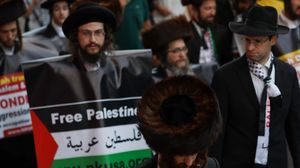 يهود متدينون رفعوا الأعلام الفلسطينية ولافتات منددة بالاحتلال وجرائمه- الأناضول