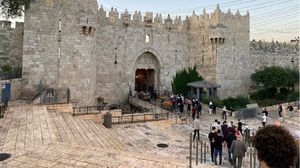 يقع باب العامود في الجهة الشمالية من السور المحيط بالبلدة القديمة في القدس- ميدان القدس