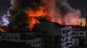 استشهد وأصيب العشرات بقصف طائرات الاحتلال مسجدا ومدرسة تؤوي مئات النازحين بحي الدرج وسط غزة- جيتي
