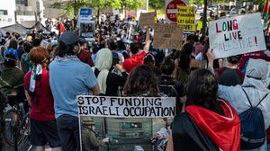 المتظاهرون الأمريكيون رددوا هتافات منددة بإسرائيل وحملوا أعلام فلسطين وأغلقوا حركة المرور بالمنطقة- جيتي
