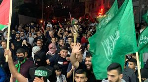مظاهرة حاشدة رفعت أعلام حماس في بلدة أم الفحم في فلسطين المحتلة عام 1948- عرب48