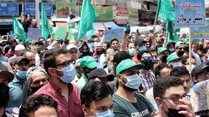 مئات الأردنيين يتظاهرون قرب حدود فلسطين رفضا للعدوان الإسرائيلي- (الأناضول)