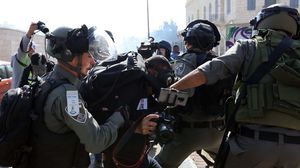 سلطات الاحتلال واصلت منذ مطلع العام الجاري ملاحقة واعتقال الصحفيين الفلسطينيين- وفا