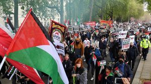 رفع العلم جاء خلال مظاهرة حاشدة في لندن دعما لفلسطين- تويتر