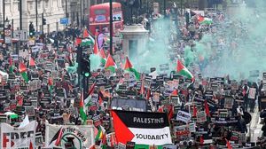 ردد المشاركون شعارات ورفعوا لافتات تدعو لإنهاء المجازر بحق الفلسطينيين والفصل العنصري في الأراضي المحتلة- تويتر