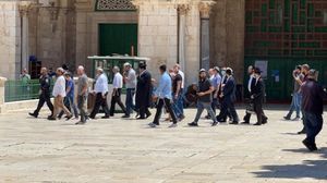 وثقت حسابات دخول المستوطنين بحماية جنود الاحتلال الإسرئيلي باحات المسجد- القسطل