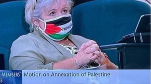 نائبة في البرلمان الإيرلندي ترتدي قناعا على شكل علم فلسطين مكتوبا عليه "الحرية لفلسطين"- تويتر