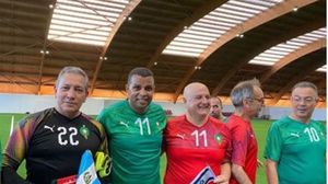 بعد أيام من سحبه لتغريدة هاجم فيها العثماني سفير الاحتلال بالمغرب يشارك في مباراة كرة قدم بحضور سفراء عرب (تويتر)