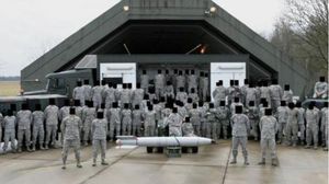 صورة نشرت على "فيسبوك" عام 2013 تُظهر جنودا أمريكيين وأمامهم سلاح نووي وهمي بقاعدة فولكل الجوية بهولندا- بيلينغكات