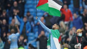 رفع رياض محرز علم فلسطين عاليا مثلما فعل بوغبا وآخرون- جيتي