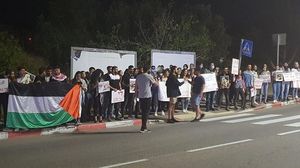 رفع المتظاهرون الأعلام الفلسطينية وشعارات مطالبة بإنهاء الاحتلال ووقف الاستيطان- عرب48