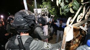 قوات الاحتلال تحاول طرد فلسطينيين من بيوتهم في حي الشيخ جراح بالقدس المحتلة- جيتي