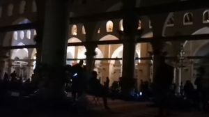 حاصرت قوات الاحتلال المعتكفين داخل المصلى القبلي وأطلقت عليهم قنابل غاز وصوت في ظل وجود أطفال- تويتر