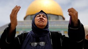 سيدة فلسطينية تدعو في الجمعة الأخيرة من شهر رمضان في المسجد الأقصى- جيتي