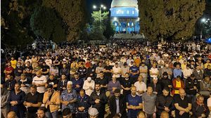 أدى آلاف المعتكفين بالمسجد الأقصى صلاة العشاء والتراويح والتهجد رغم اعتداءات الاحتلال- فيسبوك