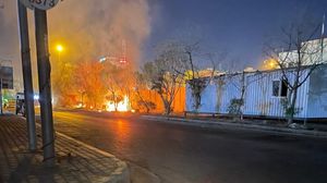 أضرم متظاهرون النار في إطارات سيارات فارغة وغرف الحراس أمام القنصلية الإيرانية بكربلاء احتجاجا على اغتيال الناشط بالحراك الشعبي- تويتر