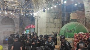قوات الاحتلال أغلقت بابي الأسباط والسلسلة للمسجد بعد إطلاق قنابل الصوت والغاز صوب المعتكفين- تويتر